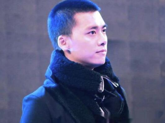 学生怎么在网上赚钱:王源寸头现身机场娱乐圈男明星寸头颜值大考验