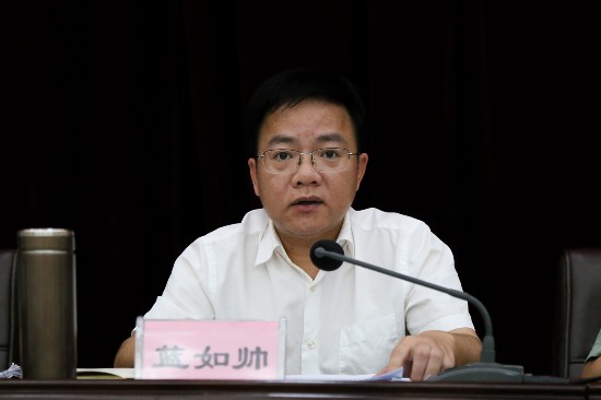 县委副书记,县长,县征兵工作领导小组组长蓝如帅出席会议并讲话.
