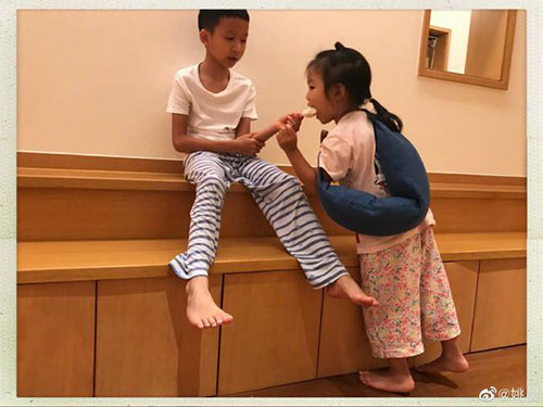 姚晨晒一双儿女有爱时刻哥哥给茉莉分享雪糕超暖