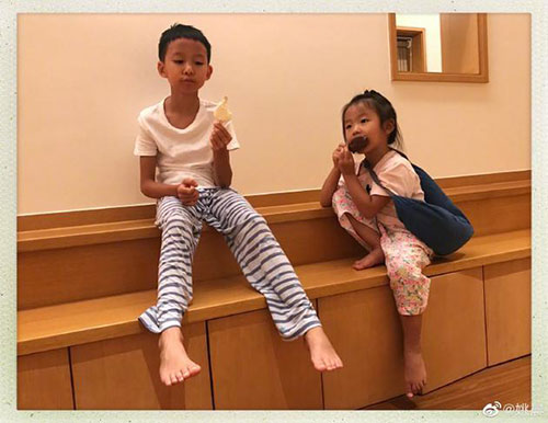 姚晨晒一双儿女有爱时刻哥哥给茉莉分享雪糕超暖