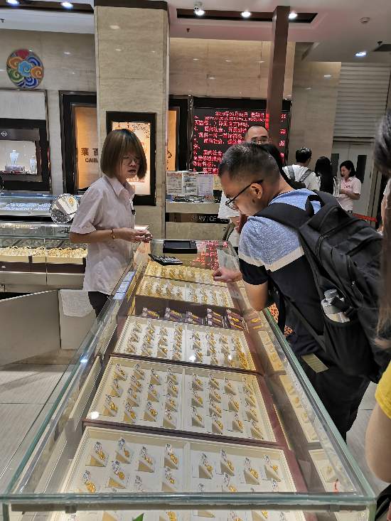 全球央行争相囤金 金价一年涨三成 金店迎"金九银十"