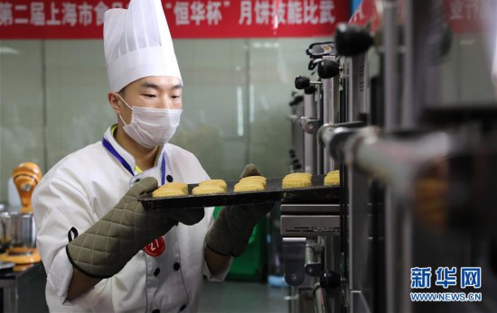 (社会)(1)烘焙大厨比拼月饼制作