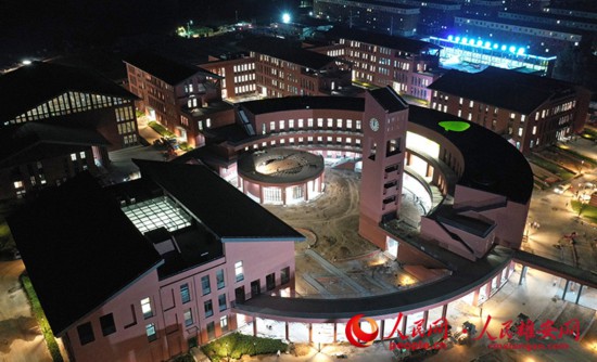 航拍雄县三中夜景。中建八局供图
