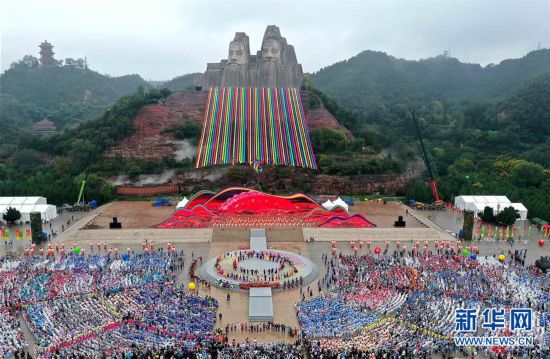 （民族运动会）（23）第十一届全国少数民族传统体育运动会民族大联欢活动在郑州举行