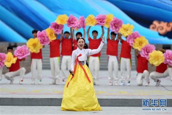 （民族运动会）（20）第十一届全国少数民族传统体育运动会民族大联欢活动在郑州举行