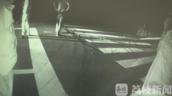 货车超高刮断电缆线 江苏泰兴民警化身"托举哥"