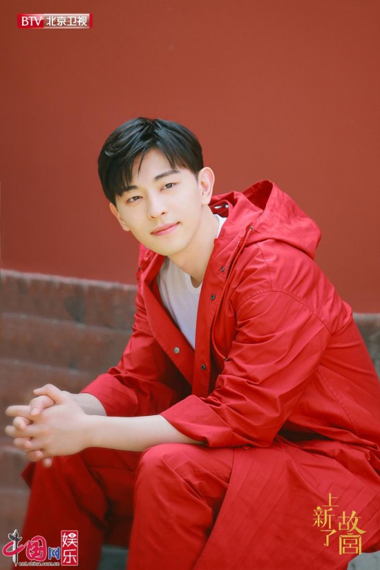 邓伦红衣造型亮相《上新了·故宫》第二季