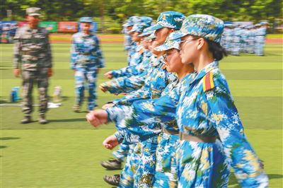 硬核军训!海南省高校新生未闻书香先尝“兵味”