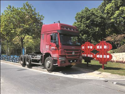 南通港閘多條道路頻現車輛違停 多為大挂車