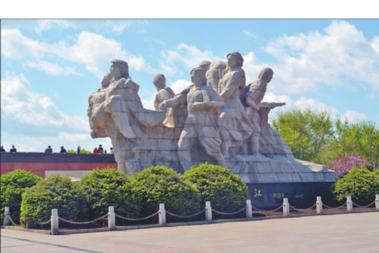 在牡丹江畔江滨广场上的八女投江群雕在秋日阳光的照耀下更加雄伟壮观
