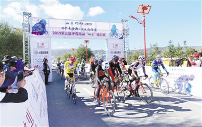 2019第三届环青海湖4+2接力赛举行。记者 宋明慧 摄 9月21日,在保护青海湖、我是志愿者骑行巡游和致敬新中国70周年华诞《我和我的祖国》快闪歌舞演艺中,2019环青海湖4+2接力赛在青海湖二郎剑景区鸣枪开赛,经过140公里的不间断自驾接力骑行后成功落下帷幕,来自15支参赛队的60名参赛选手经过激烈角逐后,最终天佑德崔克自行车俱乐部、青海高等职业技术学院、青海佳能戴尔翔路俱乐部分别获得冠、亚、季军。