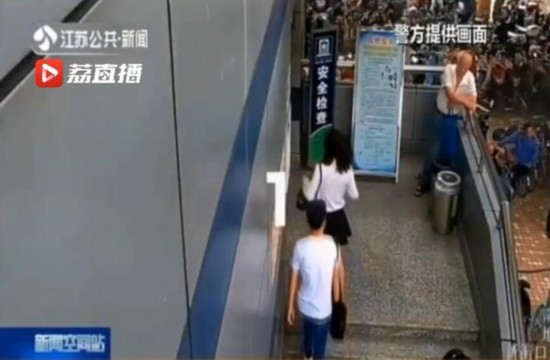 南京男子偷拍女性裙底 被缉拿后声称“找刺激”