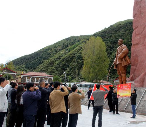 阿坝州举办专题辅导讲座开展革命传统教育