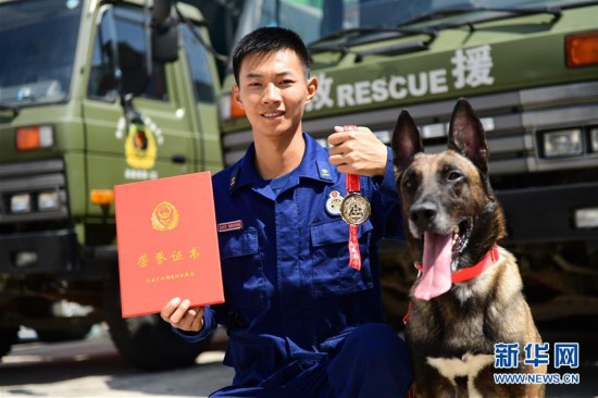 (社会)(1)搜救犬“巴特”载誉归来