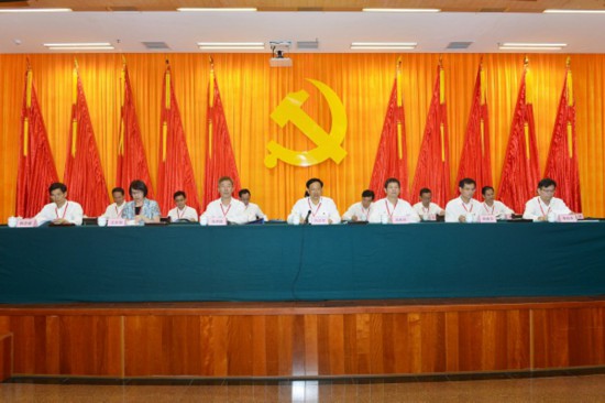 大会主席团成员在主席台就坐