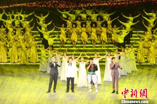 图为闽港澳台四地歌手同台演出。 吕明 摄