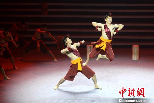 图为拍胸舞《船歌》表演。 吕明 摄