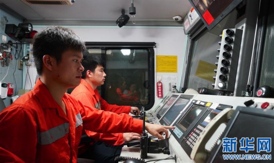 (图片故事)(1)假日“大篷车”的日与夜