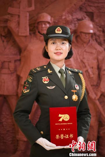 武警受閱女兵回首受訓點滴:靈魂刻上榮譽