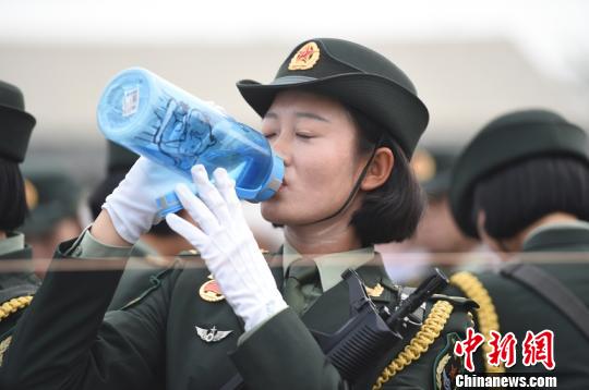 武警受閱女兵回首受訓點滴:靈魂刻上榮譽
