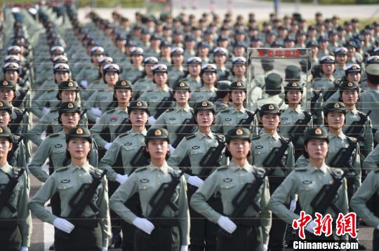 武警受閱女兵回首受訓點滴:靈魂刻上榮譽