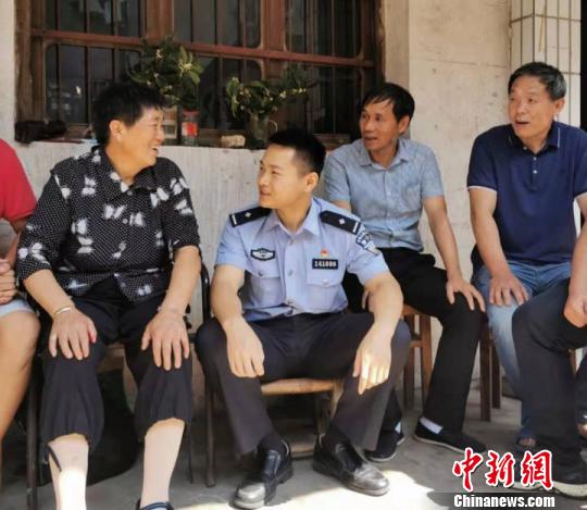 民警跨越2100多公里:帮村民落户助27年未见母女团聚