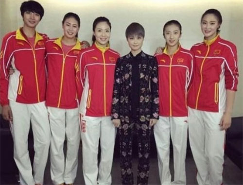 李宇春与女排姑娘同框合影身穿排球队服长腿吸睛