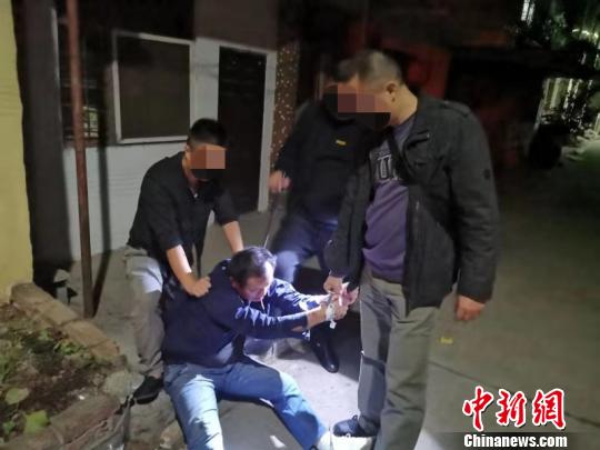 湖北一民警负伤忍痛肉搏持刀毒贩搜获近千颗麻果