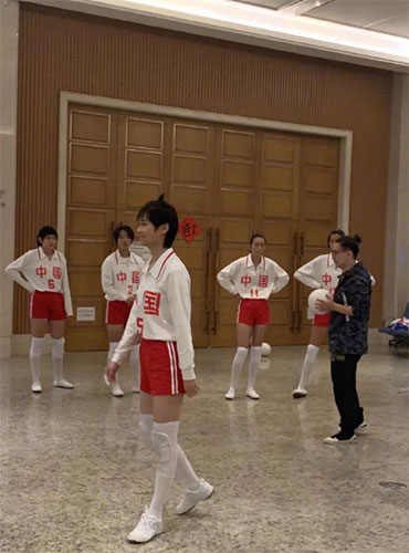 李宇春与女排姑娘同框合影身穿排球队服长腿吸睛