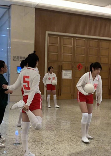 李宇春与女排姑娘同框合影身穿排球队服长腿吸睛