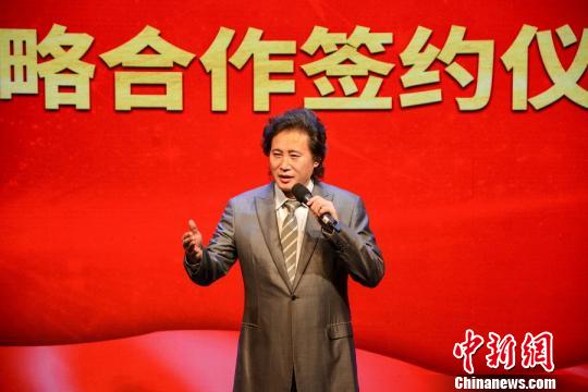 男高音歌唱家戴玉強(qiáng)借助互聯(lián)網(wǎng)普及音樂教育