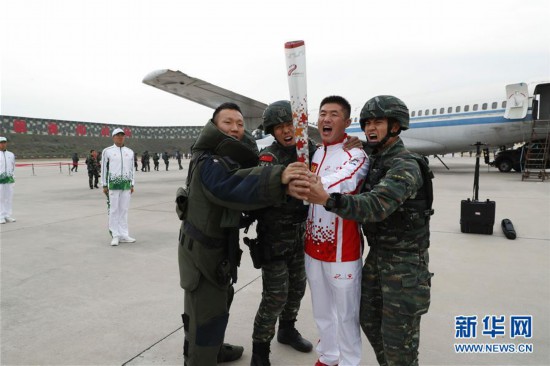 （軍運會·圖文互動）（1）軍運會軍營火炬傳遞活動最后一站武警獵鷹突擊隊站舉行（配本社同題文字稿）