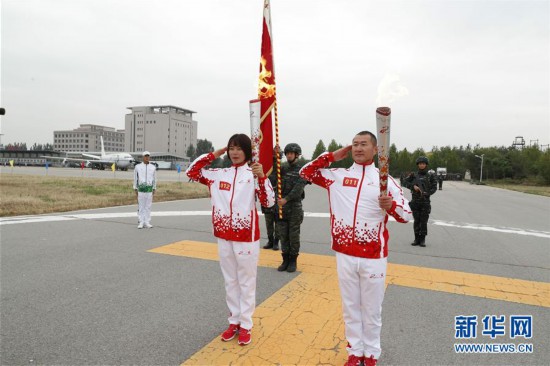 （军运会·图文互动）（4）军运会军营火炬传递活动最后一站武警猎鹰突击队站举行（配本社同题文字稿）