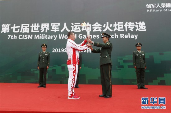 （軍運會·圖文互動）（6）軍運會軍營火炬傳遞活動最后一站武警獵鷹突擊隊站舉行（配本社同題文字稿）