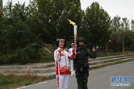 （軍運會·圖文互動）（2）軍運會軍營火炬傳遞活動最后一站武警獵鷹突擊隊站舉行（配本社同題文字稿）