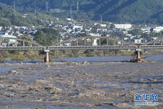 （國際）（1）台風“海貝思”致日本中部一河流潰堤百余人受困