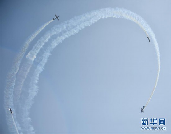 （社會(huì)）（4）2019中國(guó)國(guó)際通用航空大會(huì)上演藍(lán)天“炫舞”