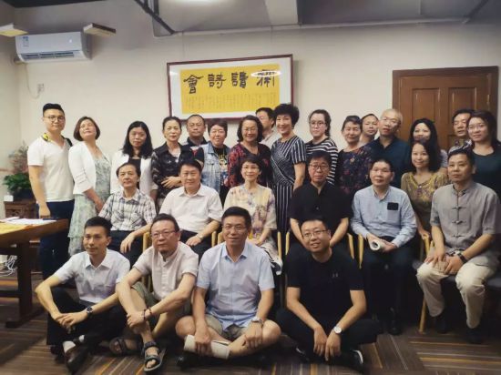 深读诗会我们在这里深情读诗