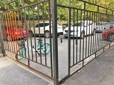 北京一小区南门仅40厘米宽 居民出行不便