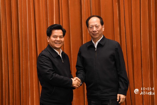 内蒙古自治区召开全区领导干部会议 宣布中央关于内蒙古自治区党委