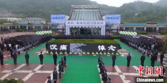浙江两员为群众挡中牺牲各界人士冒雨悼念