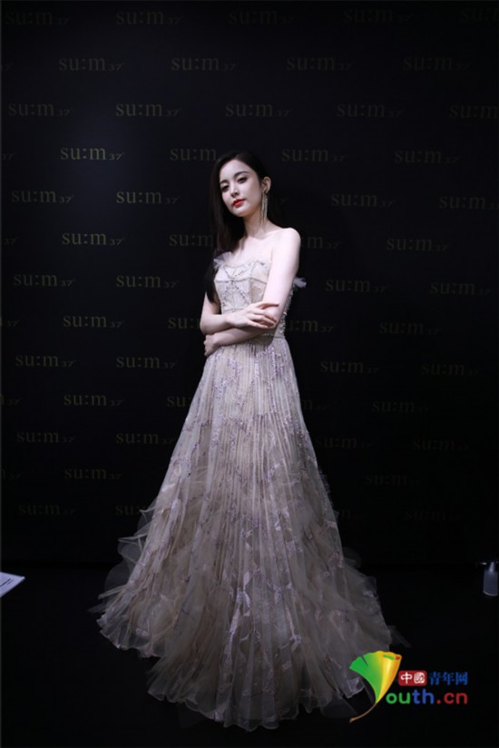 古力娜扎抹胸纱裙秀香肩 气质灵动似小仙女
