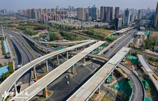 【航拍】合肥繁华大道,集贤路缺角的"巨型中国结"即将完工
