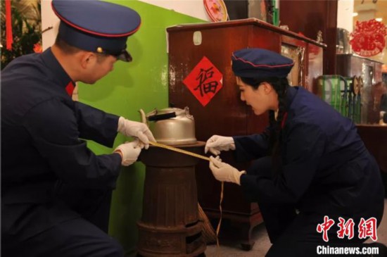 72式警服。天津警服年代展覽館供圖