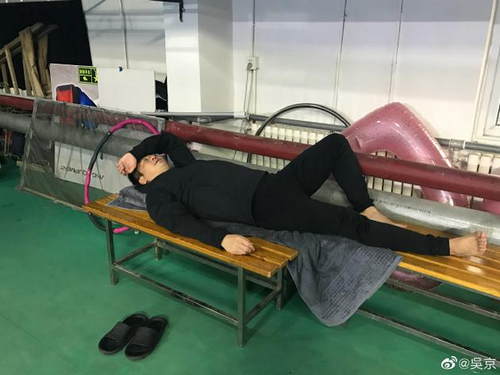 吴京挑战不熟悉专业很崩溃网友神评论：吴京打采