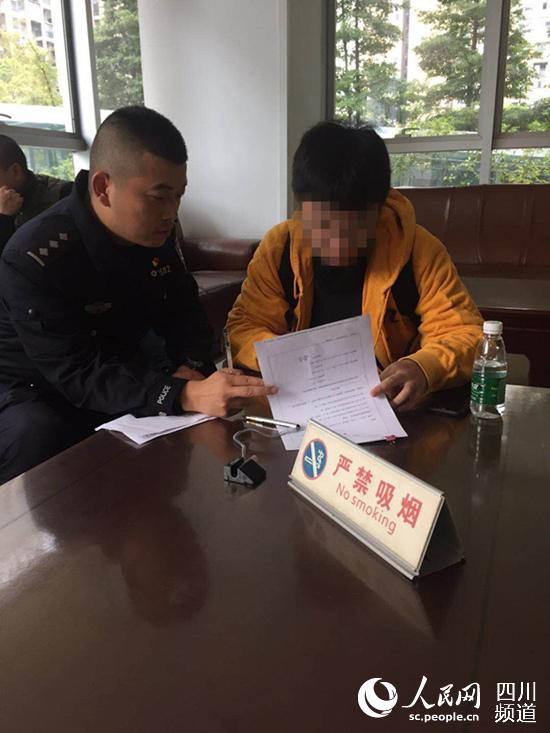 被传唤到交警四分局的聂某。(图由警方提供)