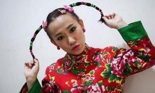 “丫蛋”當(dāng)年扎麻花辮可愛，如今時(shí)尚性感讓人眼前一亮