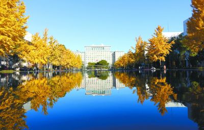 清华大学添新景：主楼倒映池水中