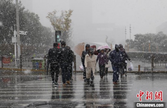 10月31日、青海省西寧市の市街地に降った初雪（撮影・馬銘言）。