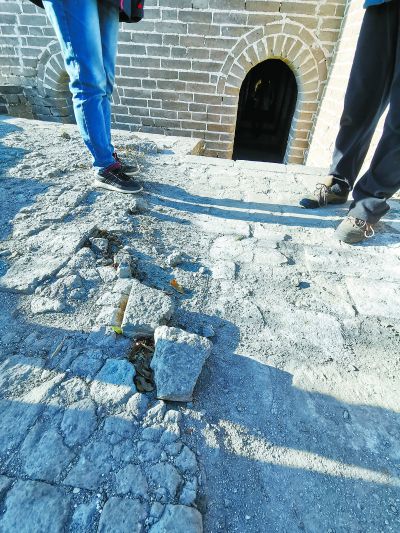 箭扣长城修缮后老城砖又遭损坏